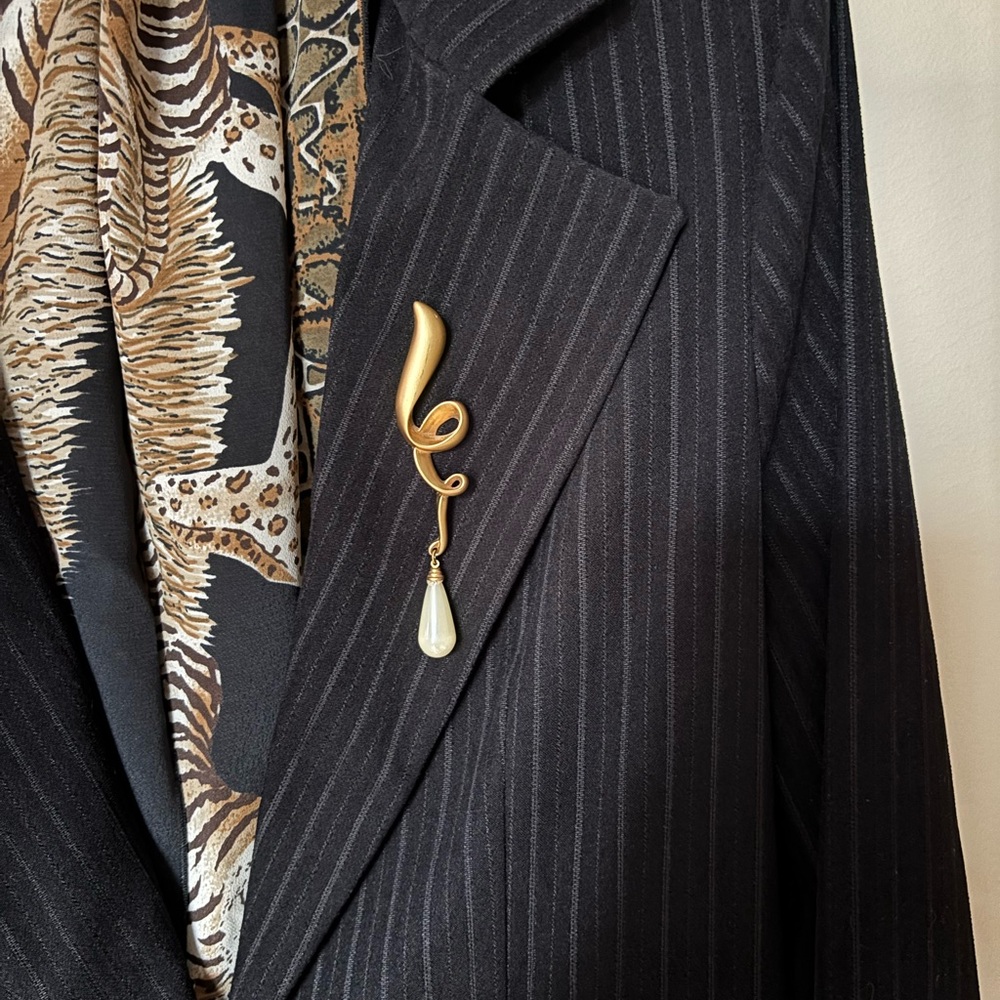 Gold Swirl Brooch with Pearl Drop - Picture 7 of 12